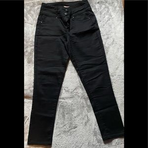 Refuge Black Capris